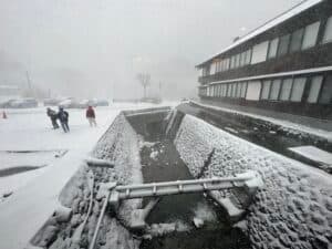 雪が降る外の景色