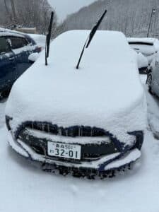 雪に埋もれるレンタカー