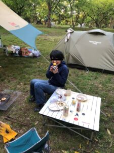 焼き芋を食べる妻