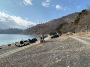 傾斜のきつい湖畔サイト