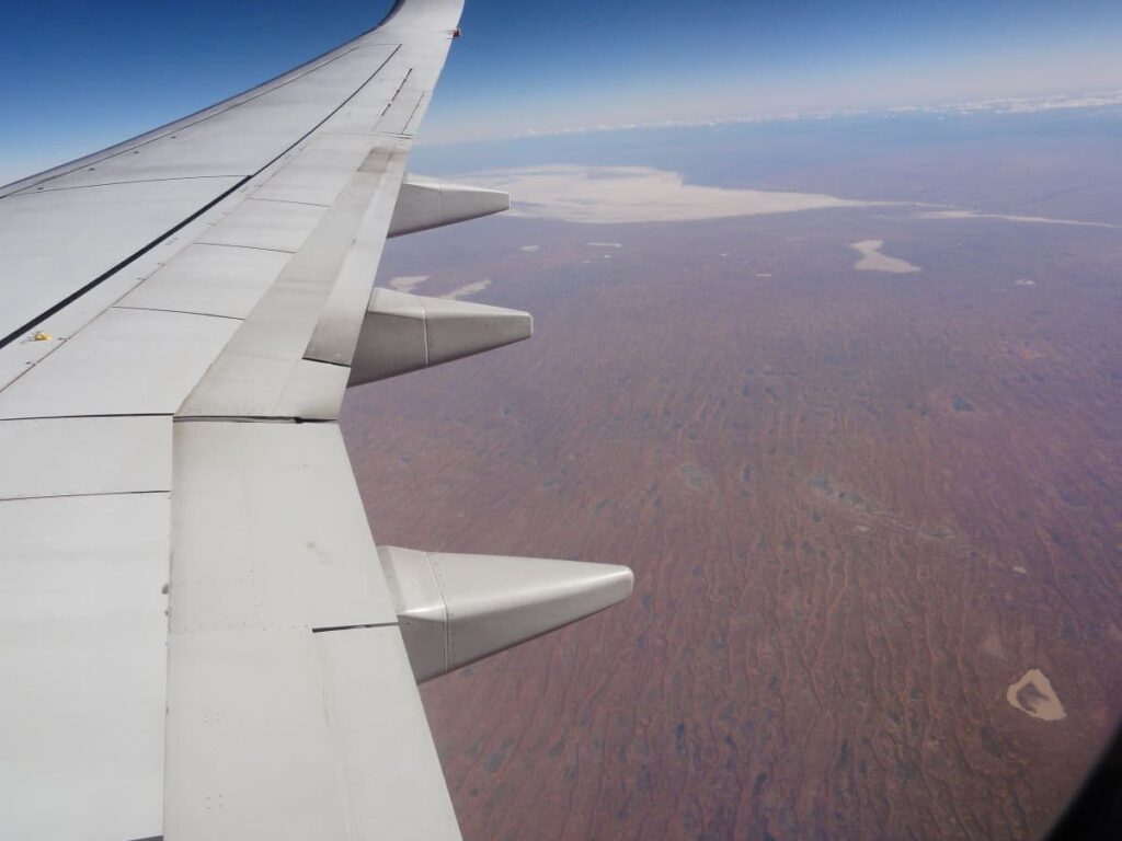 飛行機から見える赤土の砂漠