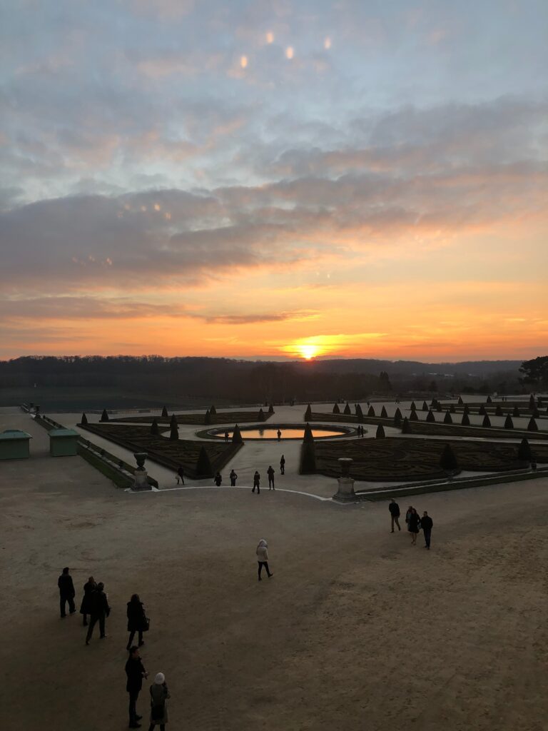 ヴェルサイユ宮殿の庭に沈む夕日