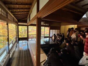 写経机に集まる人々