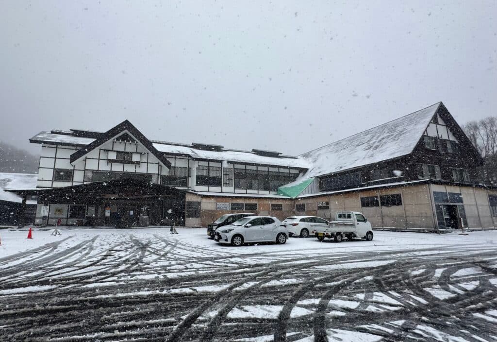 雪が積もる酸ヶ湯温泉の全景