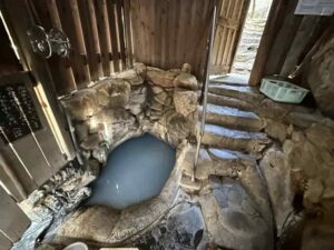 つぼ湯の白濁した温泉