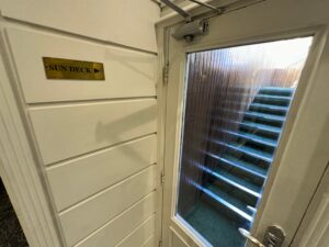 ロイヤル・ボー・リバージュの屋上への扉