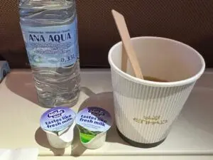 コーヒーと水とミルク2個
