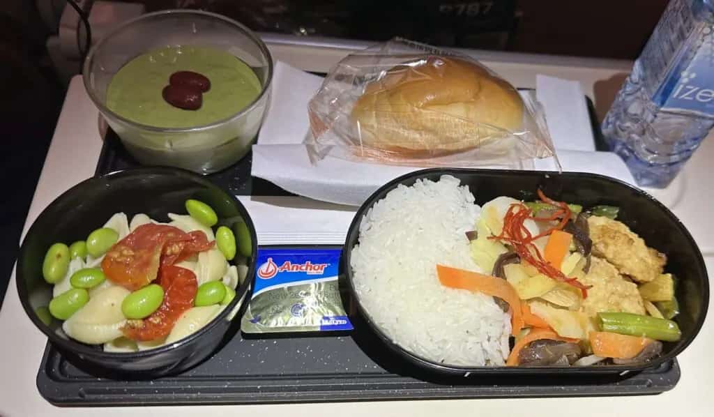 1回目の機内食(フィッシュ)