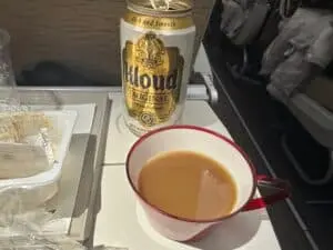 食後のコーヒーとビール缶
