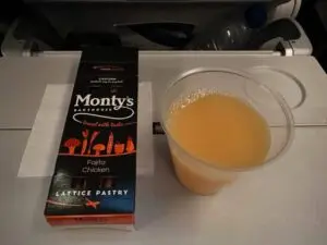 2回目機内食のハンドヘルドスナックとドリンク
