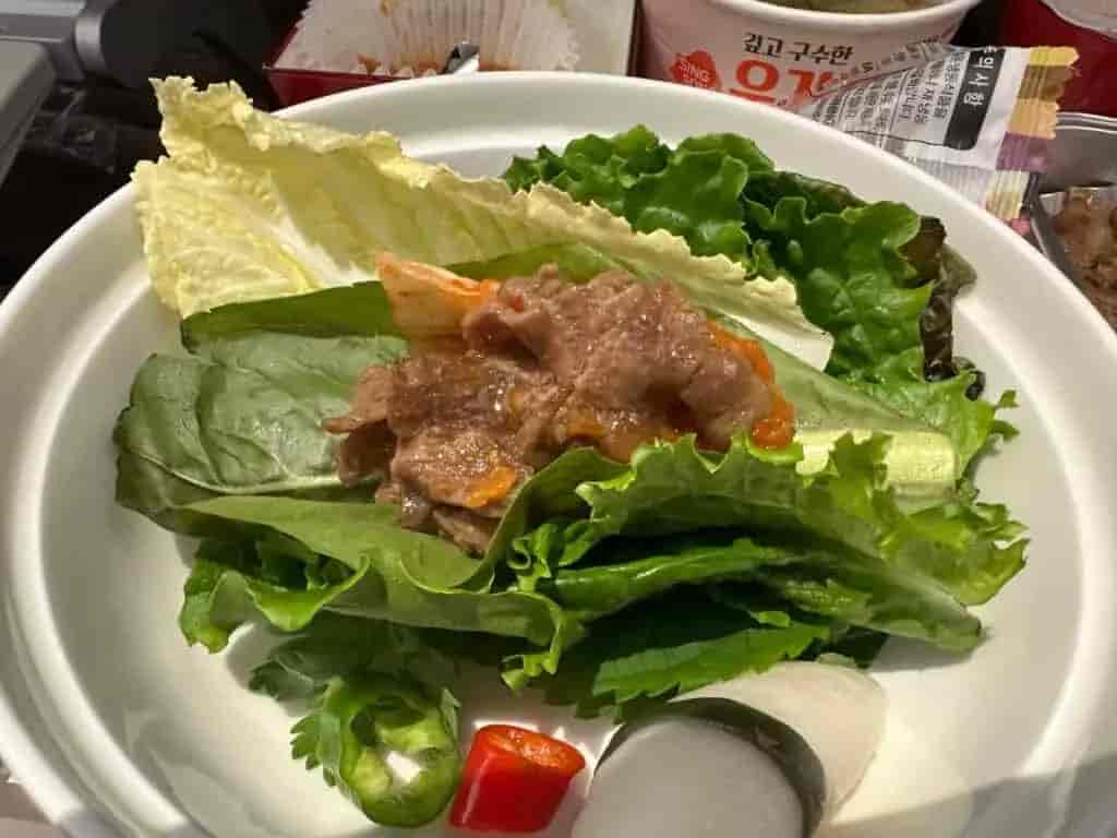 サンチュに巻いて食べるプルコギ
