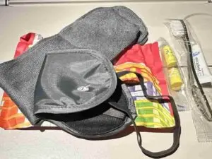 アイマスク、耳栓、靴下、歯磨きセット