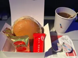 ランチボックスの中味とコーヒー