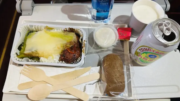 機内食１回目と青島ビール