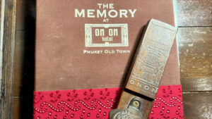 オンオンホテルのインフォメーションブックと栓抜き