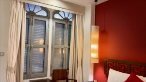 オンオンホテルの部屋の窓