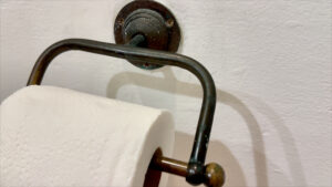 オンオンホテルトイレットペーパーの金具