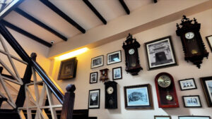 オンオンホテルの古い柱時計