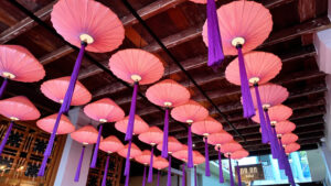 オンオンホテルのエントランスの天井