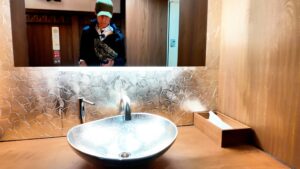 すず製の洗面ボウル