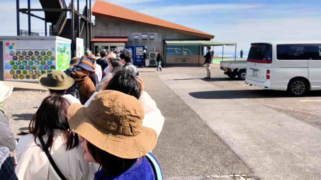 炊き出しに並ぶ人々