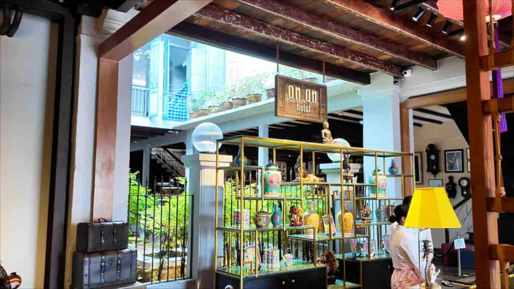 オンオンホテルのフロントデスク