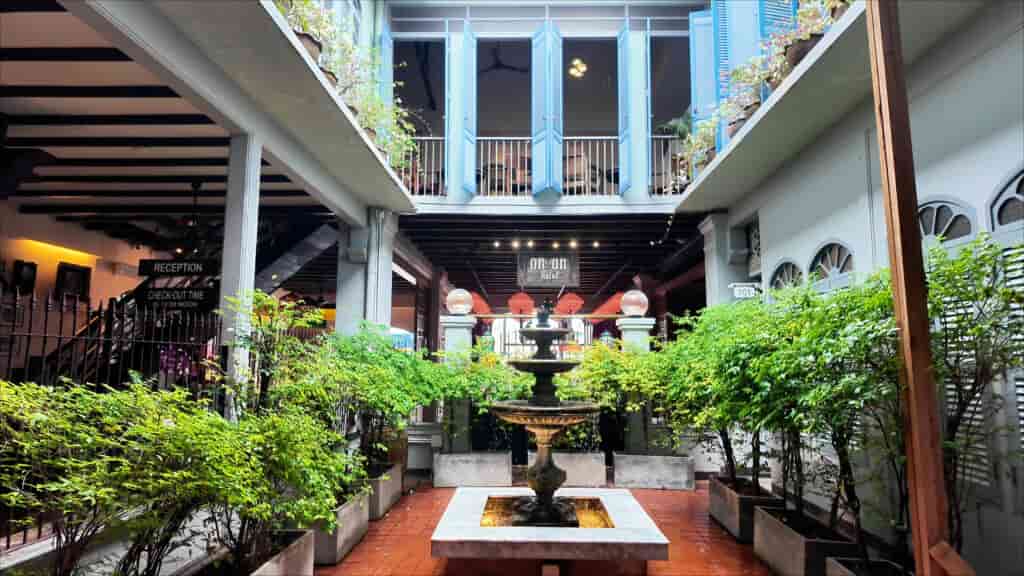 オンオンホテルの中庭の噴水