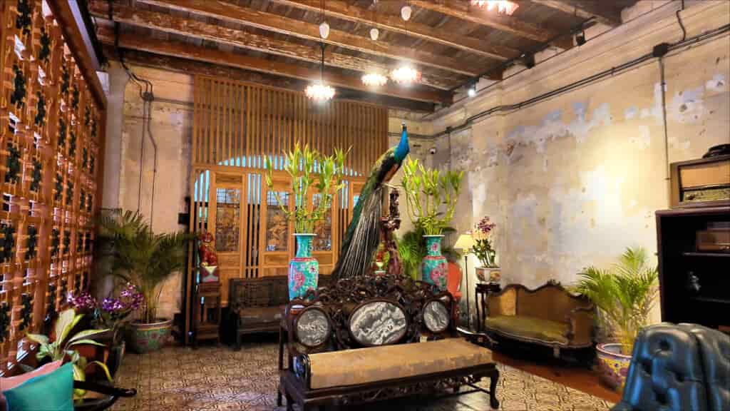 オンオンホテルのフロントデスク横の調度品