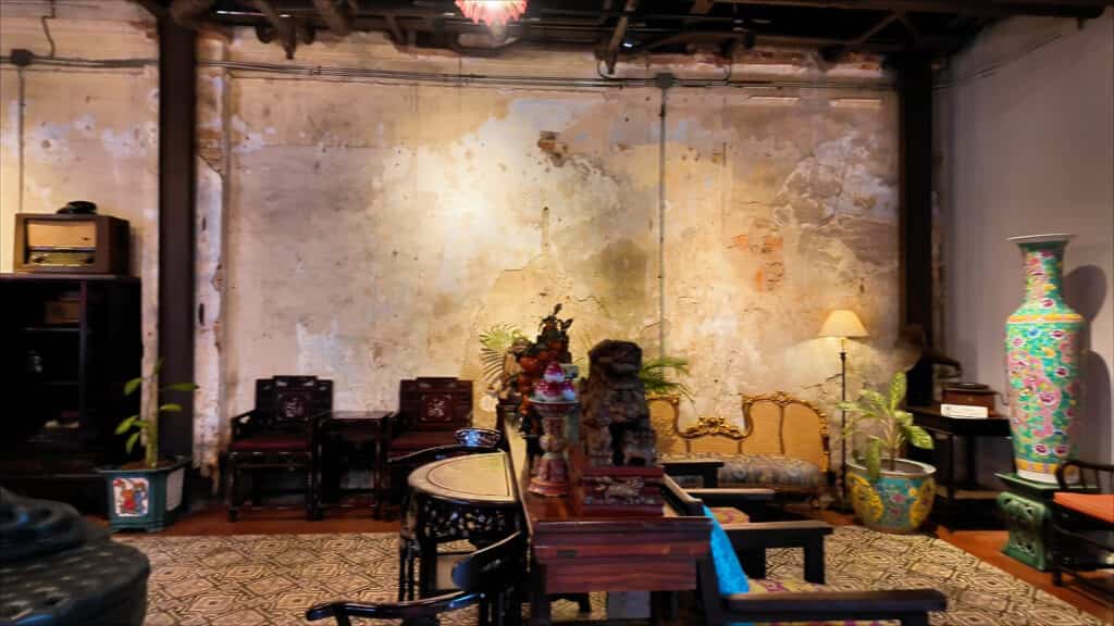 オンオンホテルの朽ちた壁