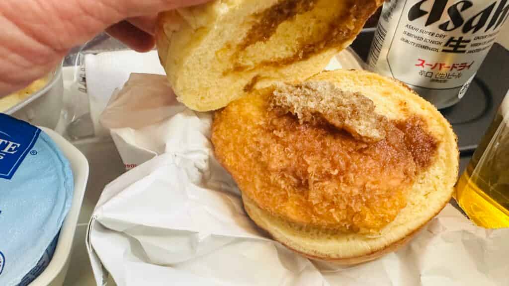 機内食のコロッケバーガー