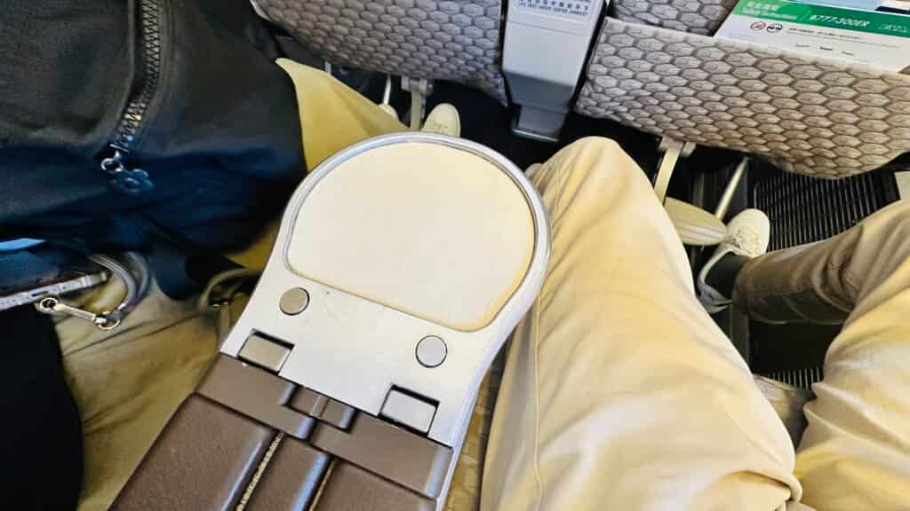 広い肘掛け